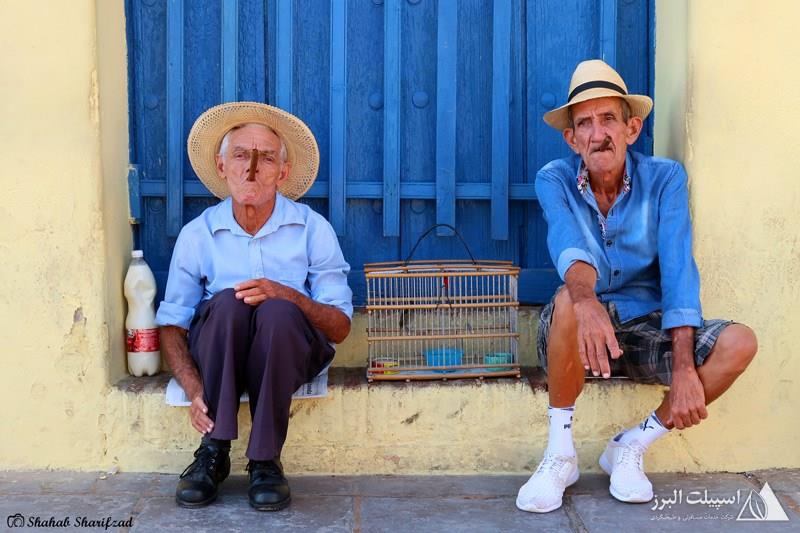 مردم خوش مشرب کوبایی با سیگارهای برگ‌ معروفشان