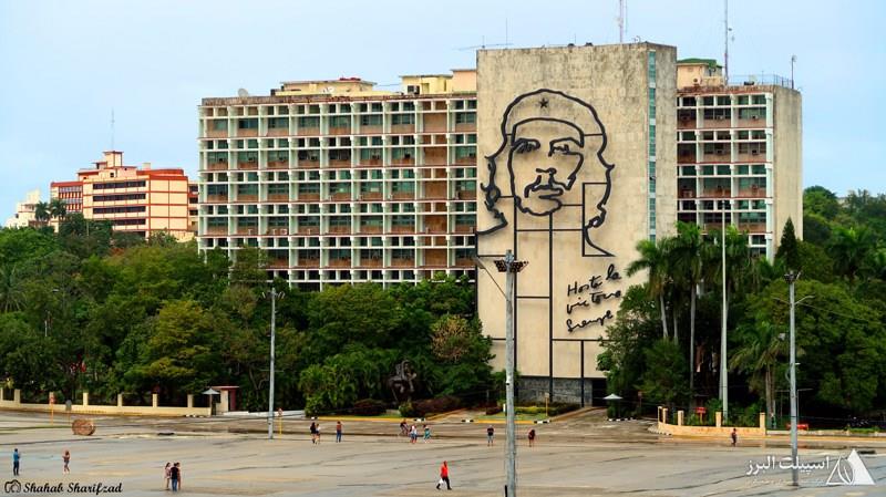 شنيدن قصه هاى انقلاب كوبا در میدان انقلاب