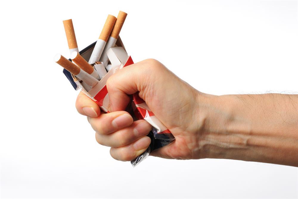 سیگار موجب سرطان، مشکلات تنفسی، حملات قلبی و سکته مغزی می شود