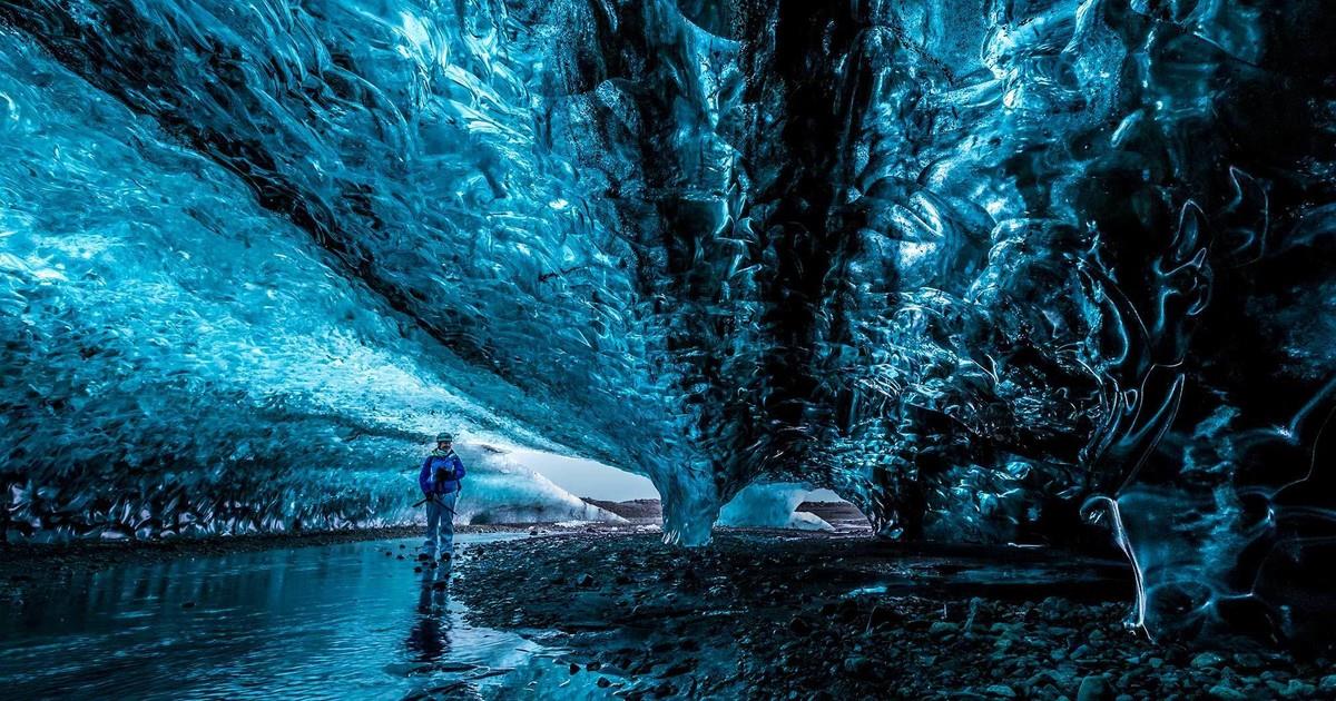 غار یخی در ایسلند