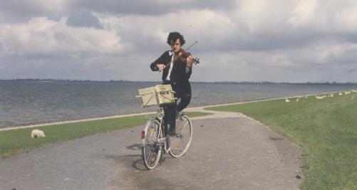رکورد دوچرخخه سواری به عقب و نواختن ویولون توسط "کریستین آدام"