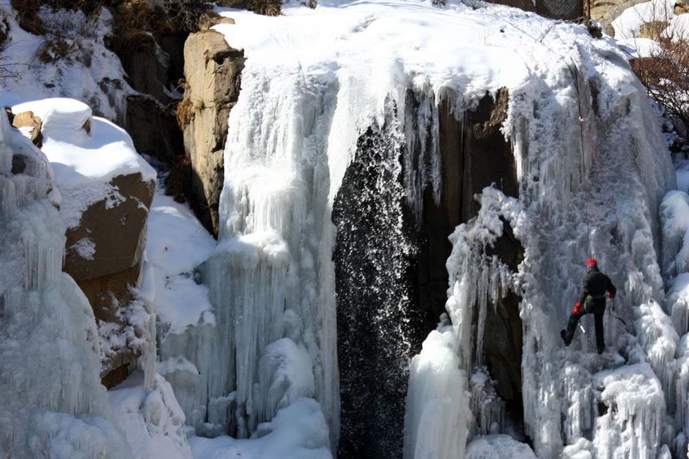 یخ نوردی در آبشار گنجنامه در فصل زمستان