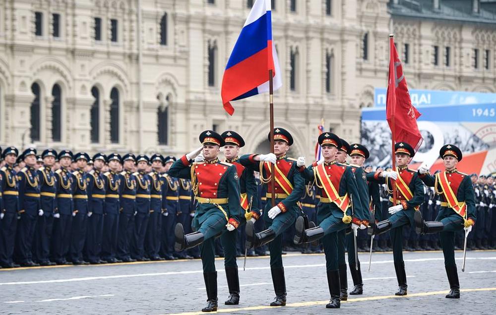رژه نظامیان با پرچم روسیه