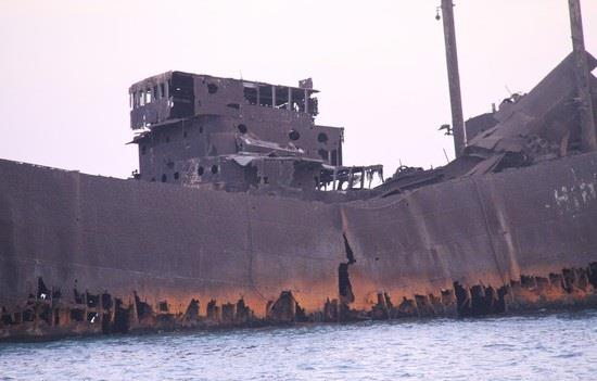 کشتی یونانی در حال تخریب
