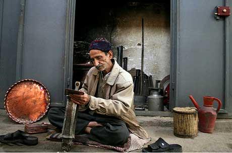 پیشه ی مسگری در بازار مسگری شهر یزد