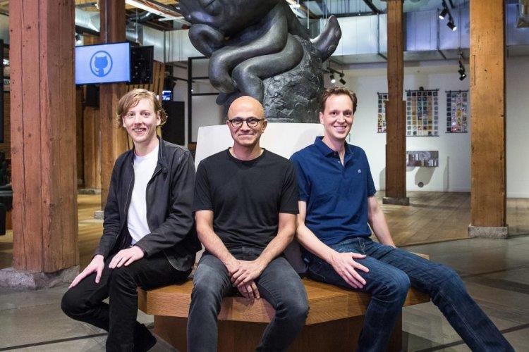 ساتیا نادلا - مدیر عامل مایکروسافت - به همراه موسسین گیت هاب، کریس وانسترات و تام پرستون ورنر