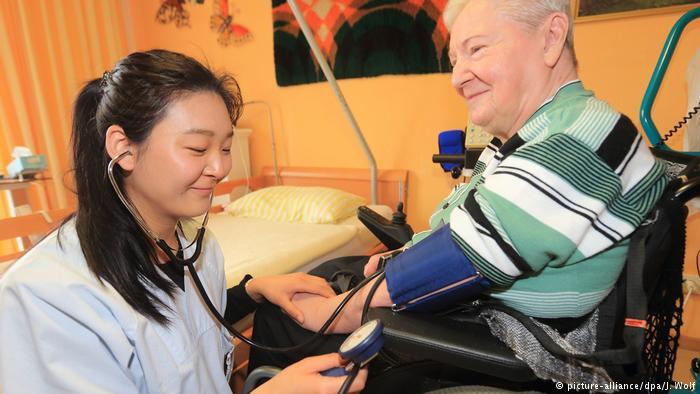 پرستار چینی از یک سالمند آلمانی مراقبت می‌کند