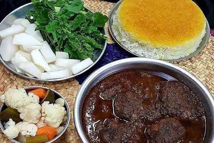 خورشت سبزی فسنجان از غذاهای لاهیجان