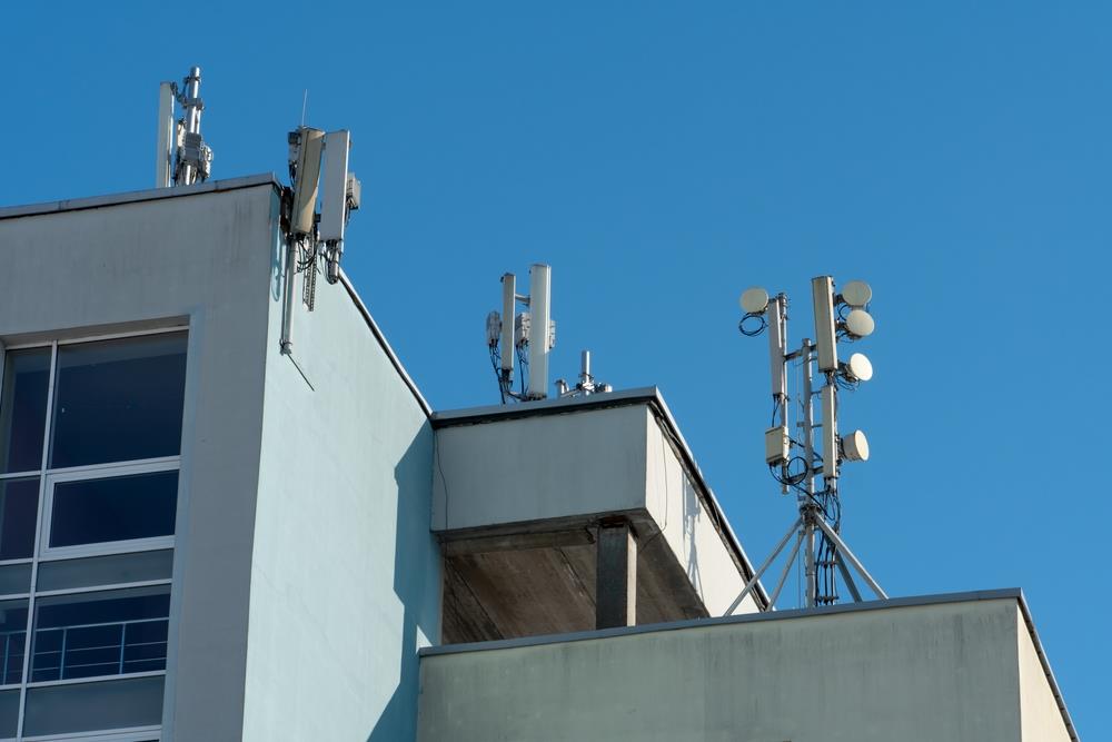 اینترنت رادیویی بر روی پشت بام ساختمان نصب می‌شود، سپس در داخل ساختمان به صورت کابلی و یا وایرلس در دسترس قرار می‌گیرد.